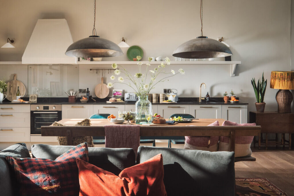 converted barn holidays: redbrick barn devon dining table