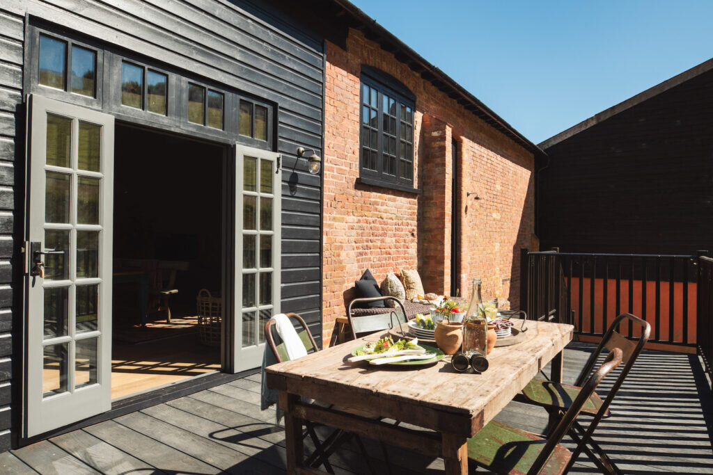 converted barn holidays: redbrick barn devon exterior balcony