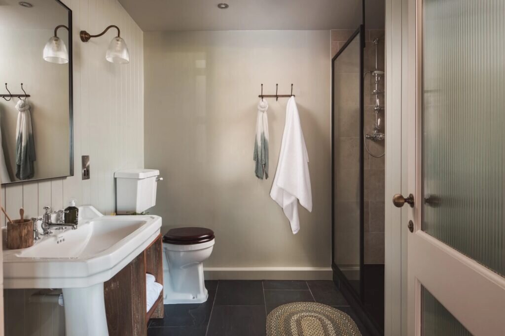 converted barn holidays: redbrick barn devon bathroom