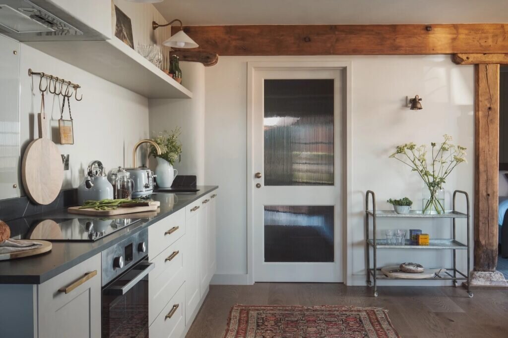 converted barn holidays: redbrick barn devon kitchen