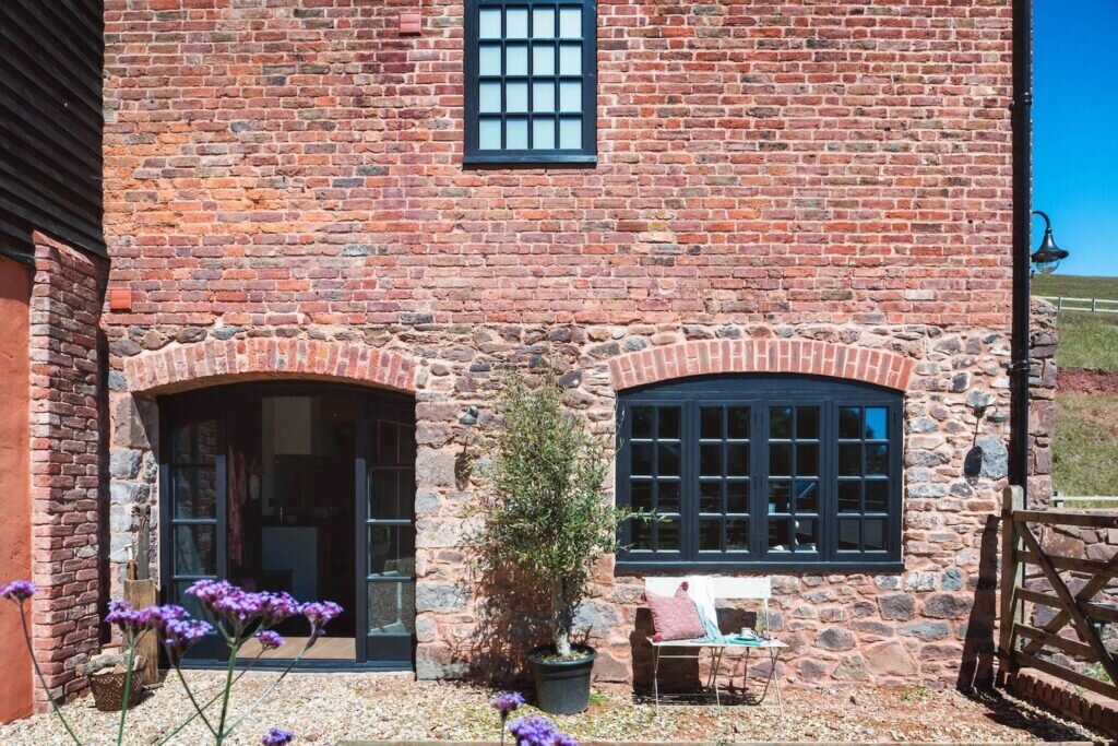 converted barn holidays: redbrick barn - the studio devon exterior