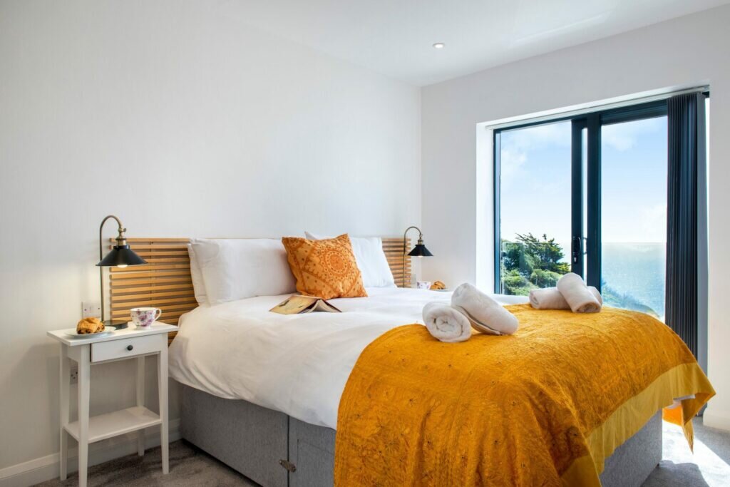 couples holiday cornwall: turnstone at portwrinkle - bedroom