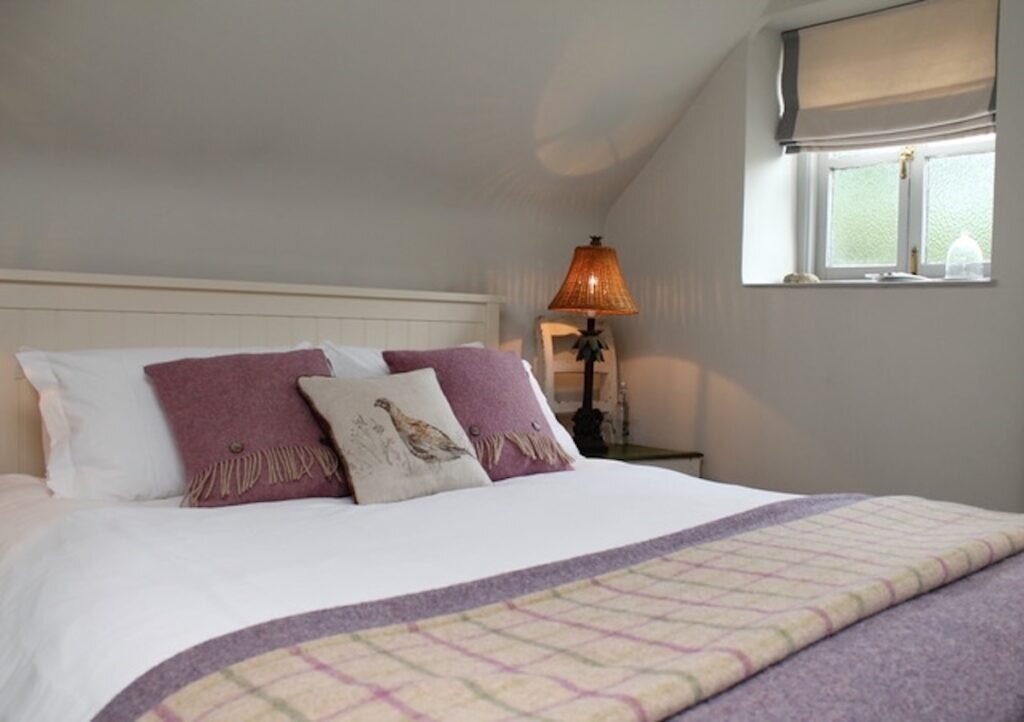 lechlade pub: five alls filkins, bedroom