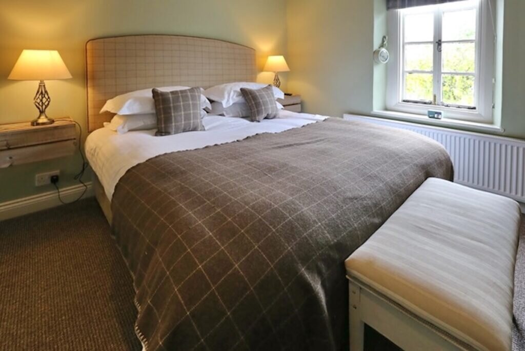 lechlade pub: five alls filkins, bedroom