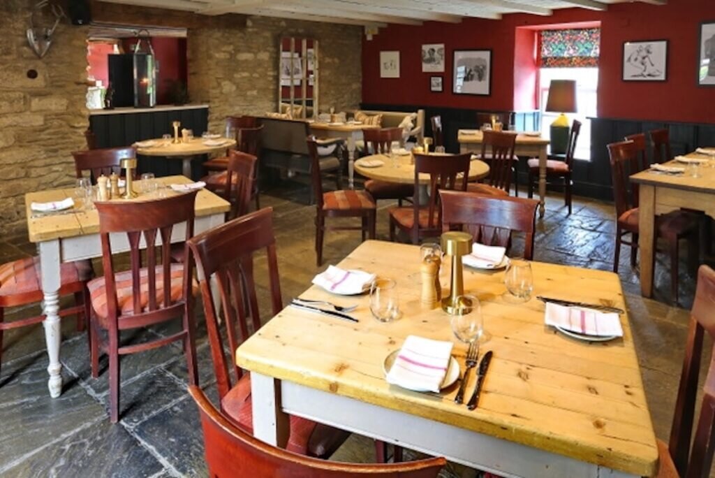lechlade pub: five alls filkins, dining