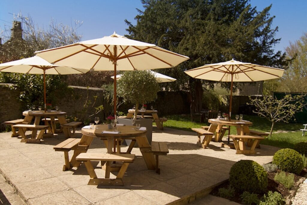 lechlade pub: five alls filkins, garden