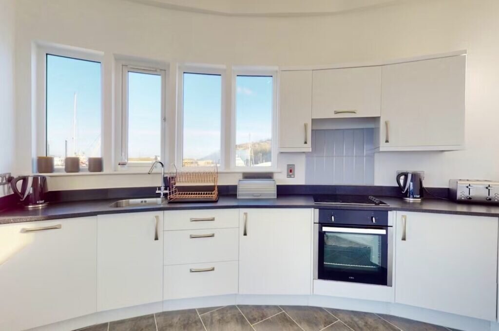 crabbers wharf, commodore's penthouse: kitchen