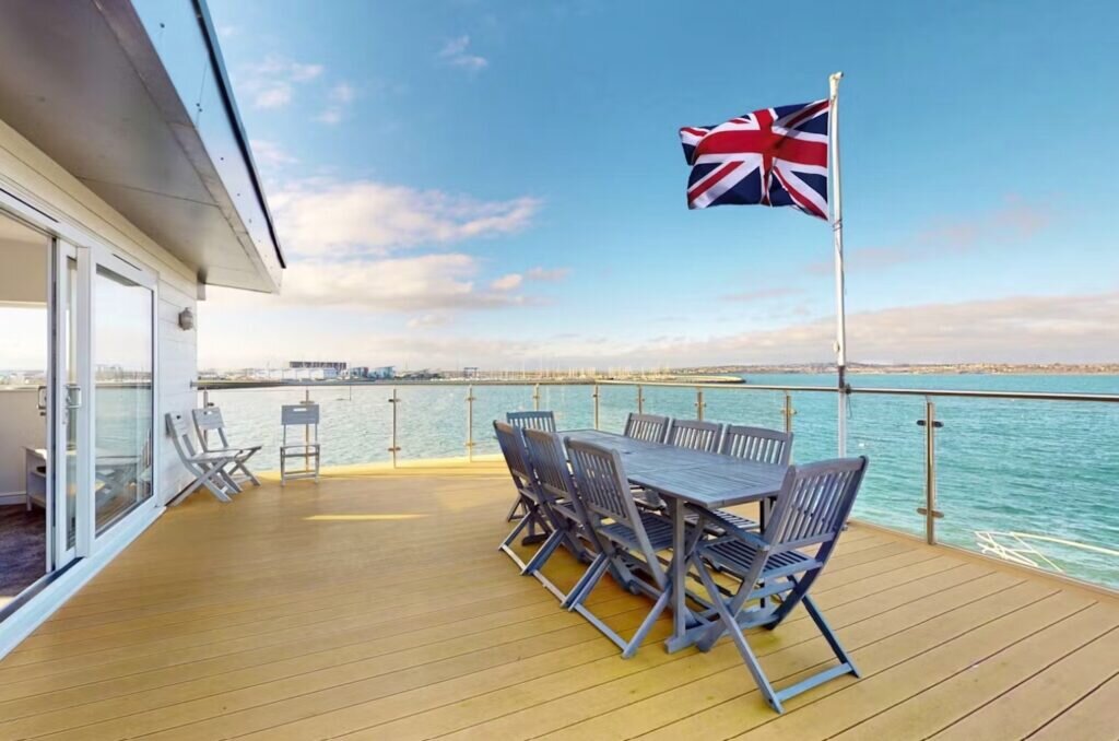 crabbers wharf, commodore's penthouse: sundeck
