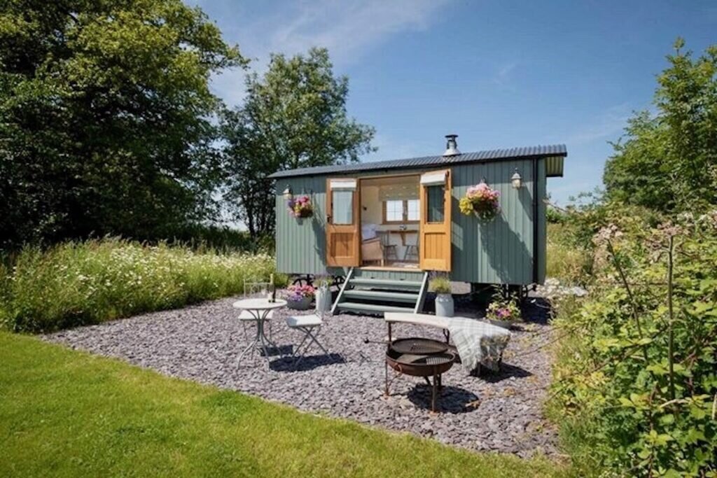 Shepherds Hut Wales - Cromwell's Hideaway - extrerior